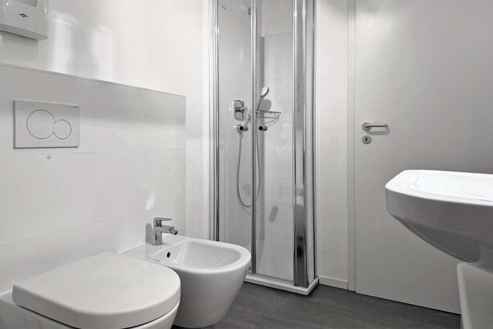 Badezimmer mit Dusche und Wanne