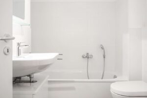 Badezimmer mit Dusche und Wanne