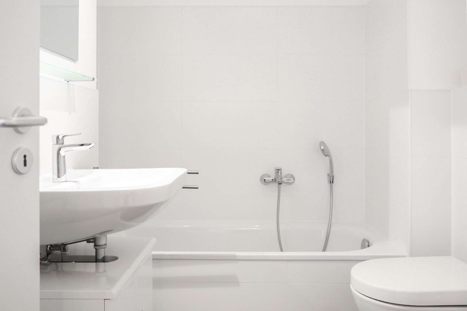 Badezimmer mit Dusche und Wanne