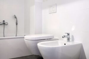 Badezimmer mit Dusche und Wanne