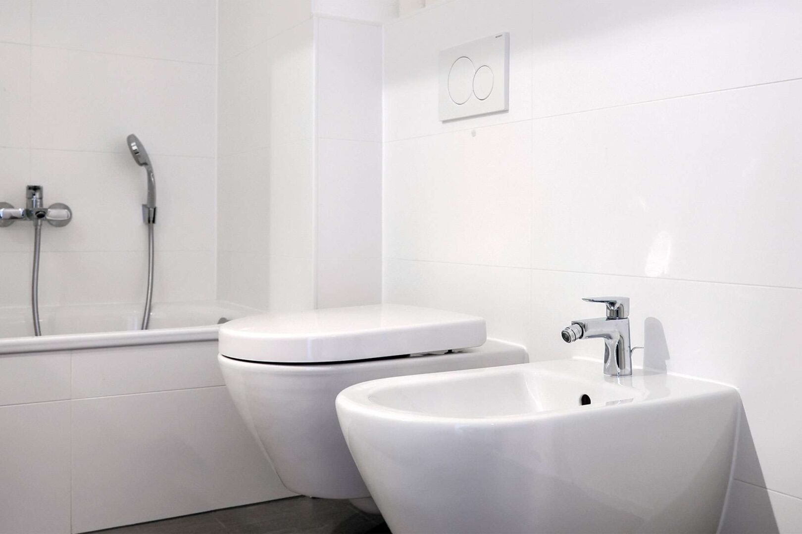 Badezimmer mit Dusche und Wanne
