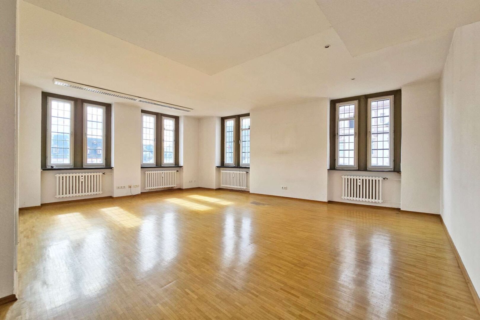 Heller Büroraum mit Blick auf den Trierer Hauptmarkt
