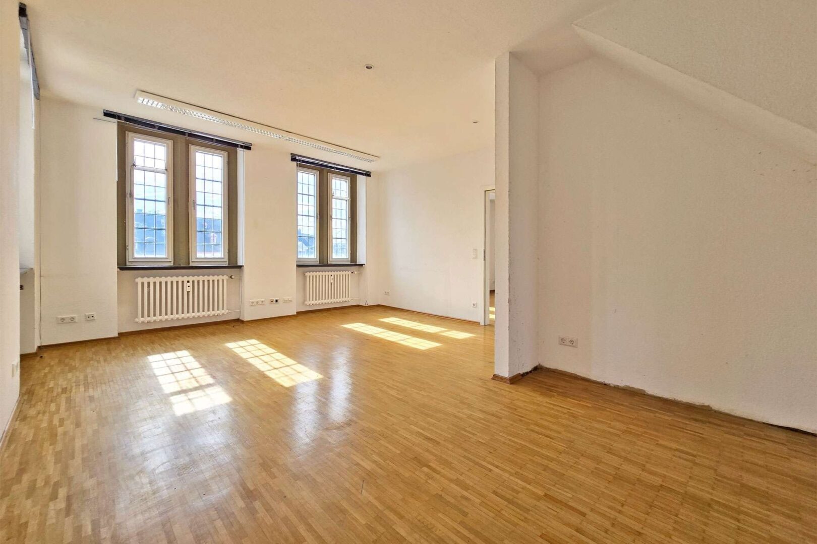 Heller Arbeitsbereich mit Stadtblick