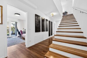 Moderne Treppe im UG
