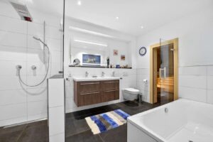 Hauptbad im UG mit Sauna