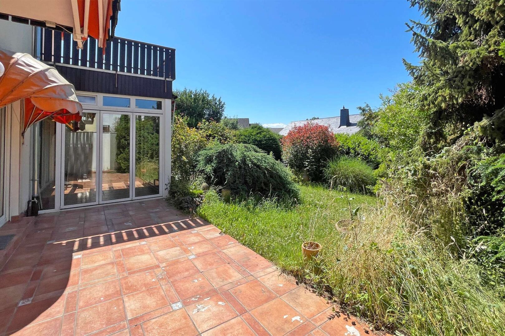 Terrasse mit Blick in den Garten