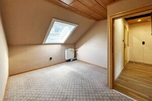 Zimmer oder Ankleide im OG