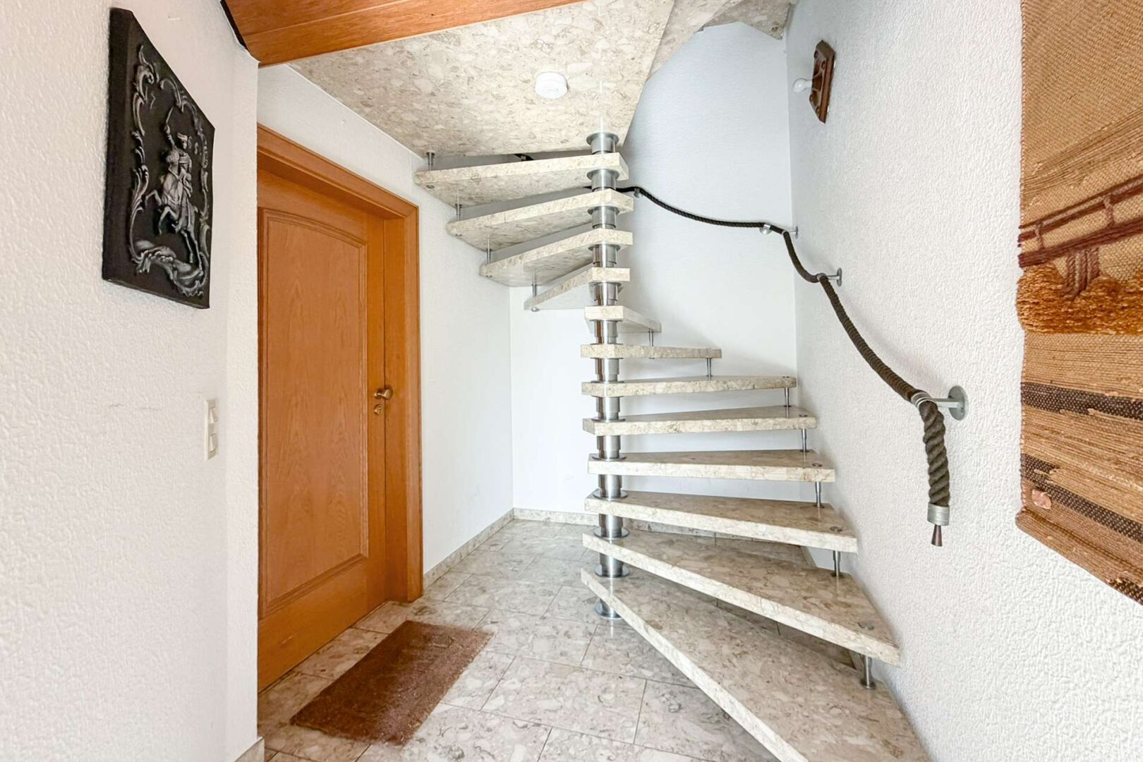Wendeltreppe zu den oberen Etagen