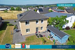 Landscheid: Großzügiges Einfamilienhaus mit Garten, Kamin und Doppelgarage
