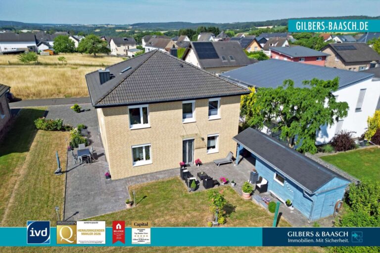 Landscheid: Großzügiges Einfamilienhaus mit Garten, Kamin und Doppelgarage