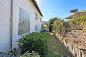Garten mit Bachlauf