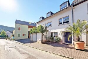 Außenansicht Einfamilienhaus mit Garage