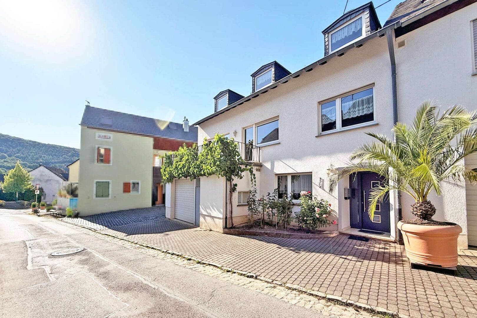 Außenansicht Einfamilienhaus mit Garage