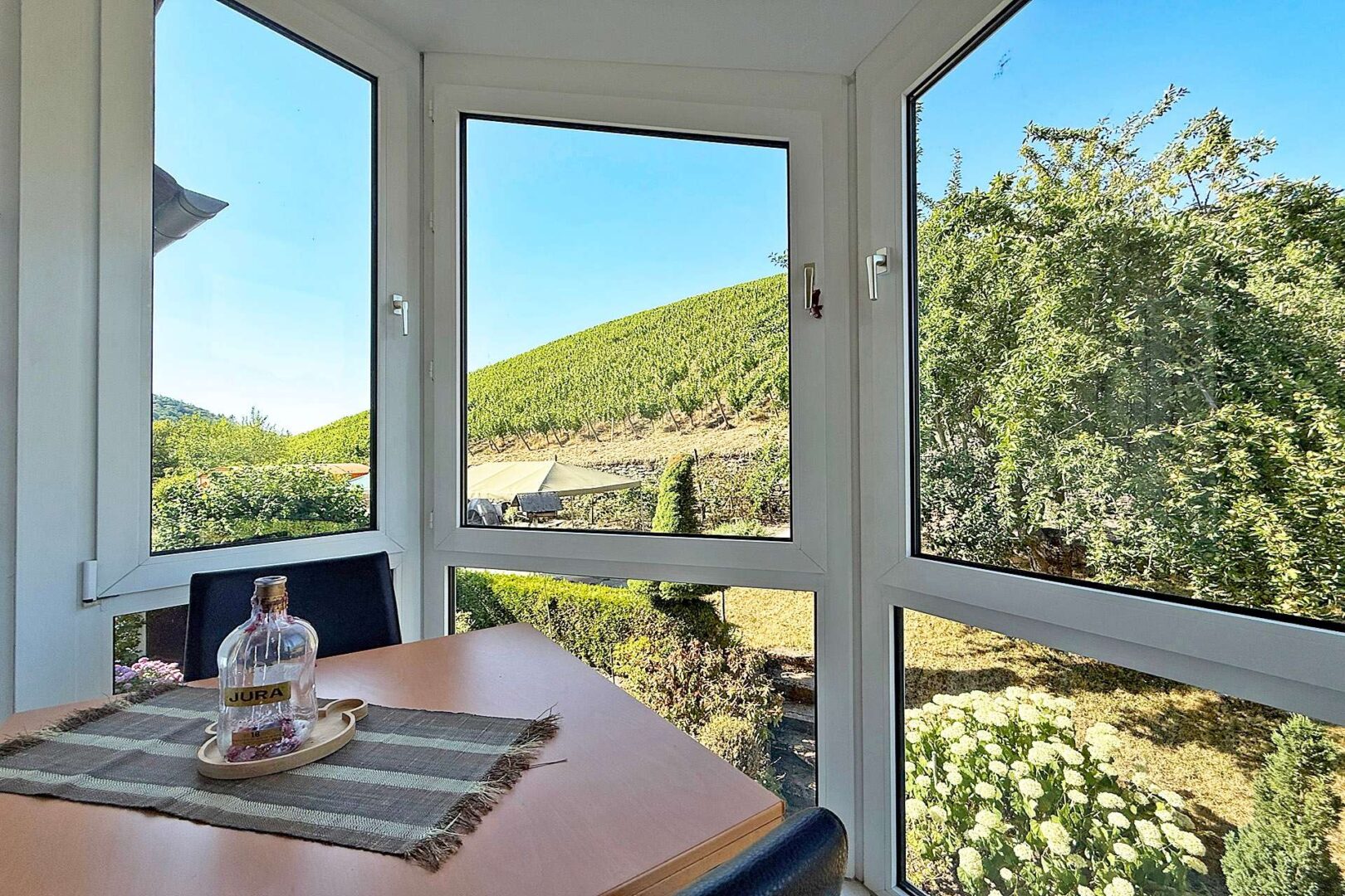 Erker mit Blick in die Weinberge