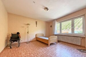 Schlafzimmer im Obergeschoss mit Blick in die Weinberge