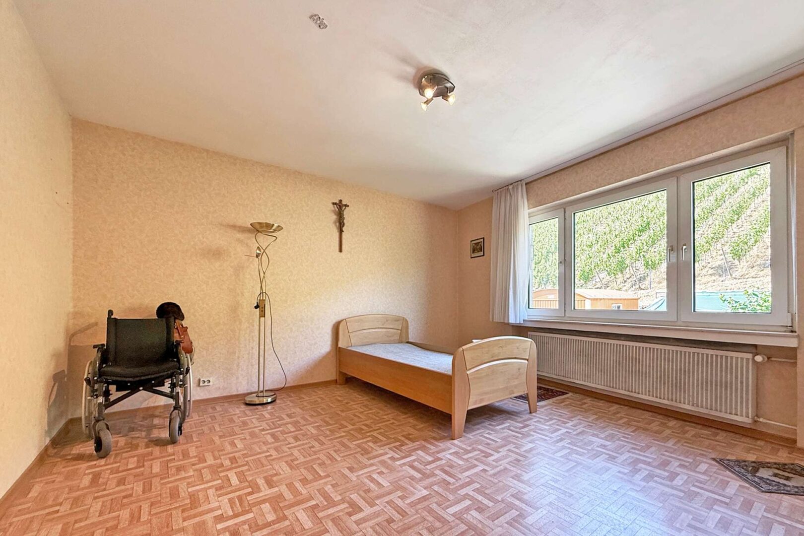 Schlafzimmer im Obergeschoss mit Blick in die Weinberge