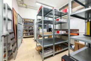 Praktische Lagerfläche für Waren und Materialien