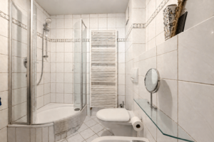 Badezimmer mit zeitgemäßer Ausstattung - (KI generiert - geräumt)