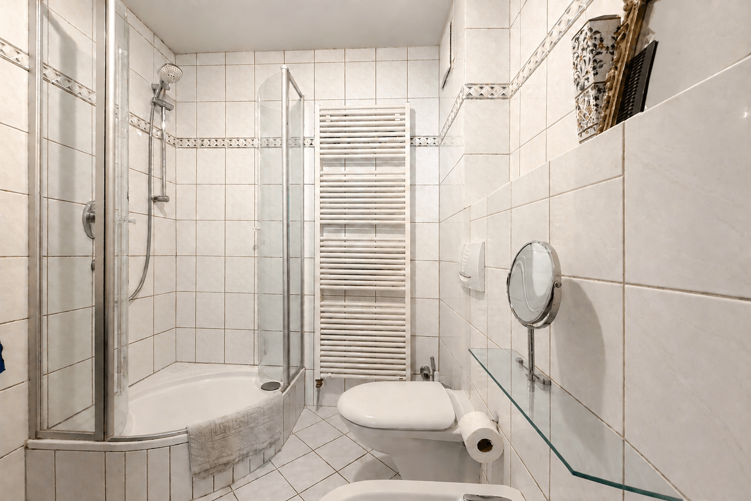 Badezimmer mit zeitgemäßer Ausstattung - (KI generiert - geräumt)