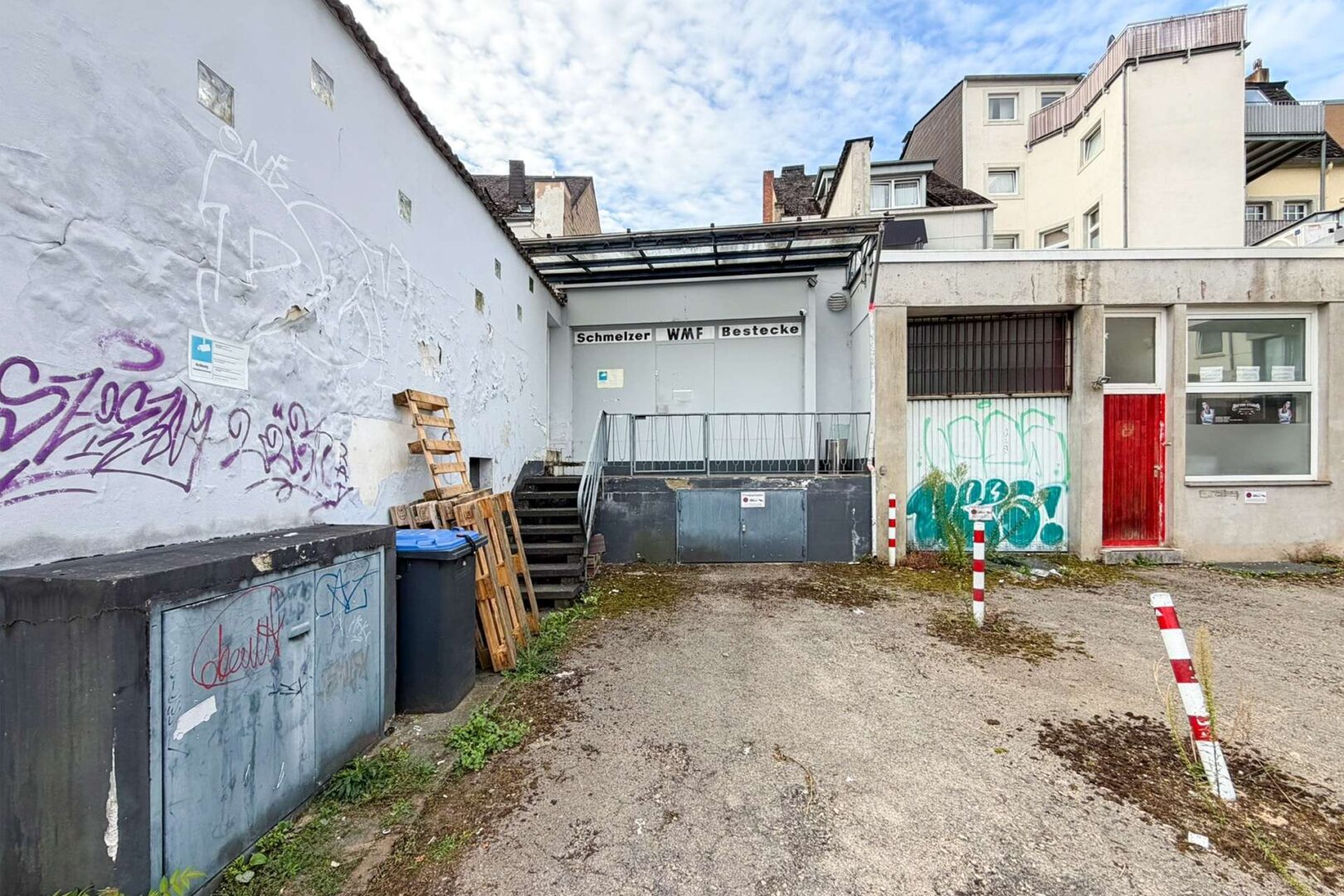 Rückwärtige Gebäudeseite mit separater Erschließung
