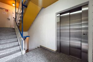 Hausflur mit Aufzug (nicht barrierefrei!)