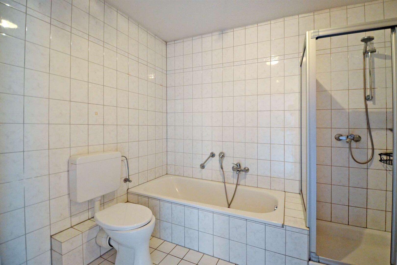 Badezimmer mit Wanne und Dusche