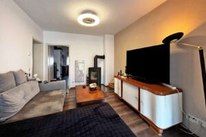 Wohnzimmer mit Holzofen im 1. OG