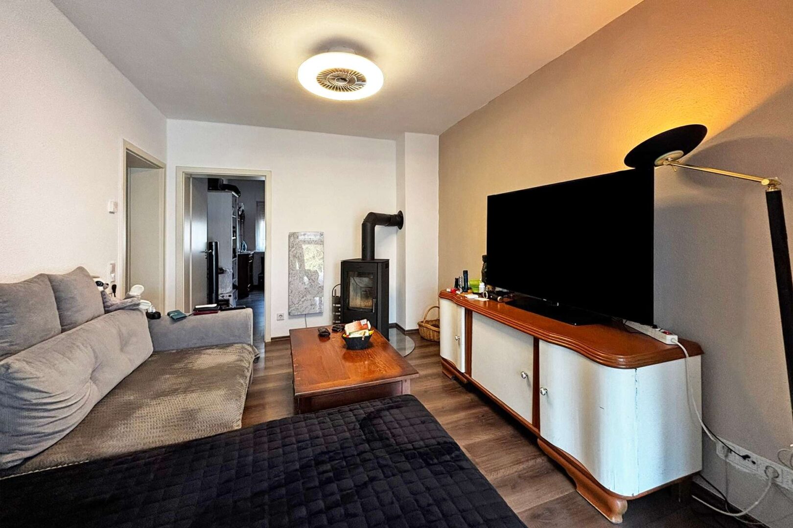 Wohnzimmer mit Holzofen im 1. OG