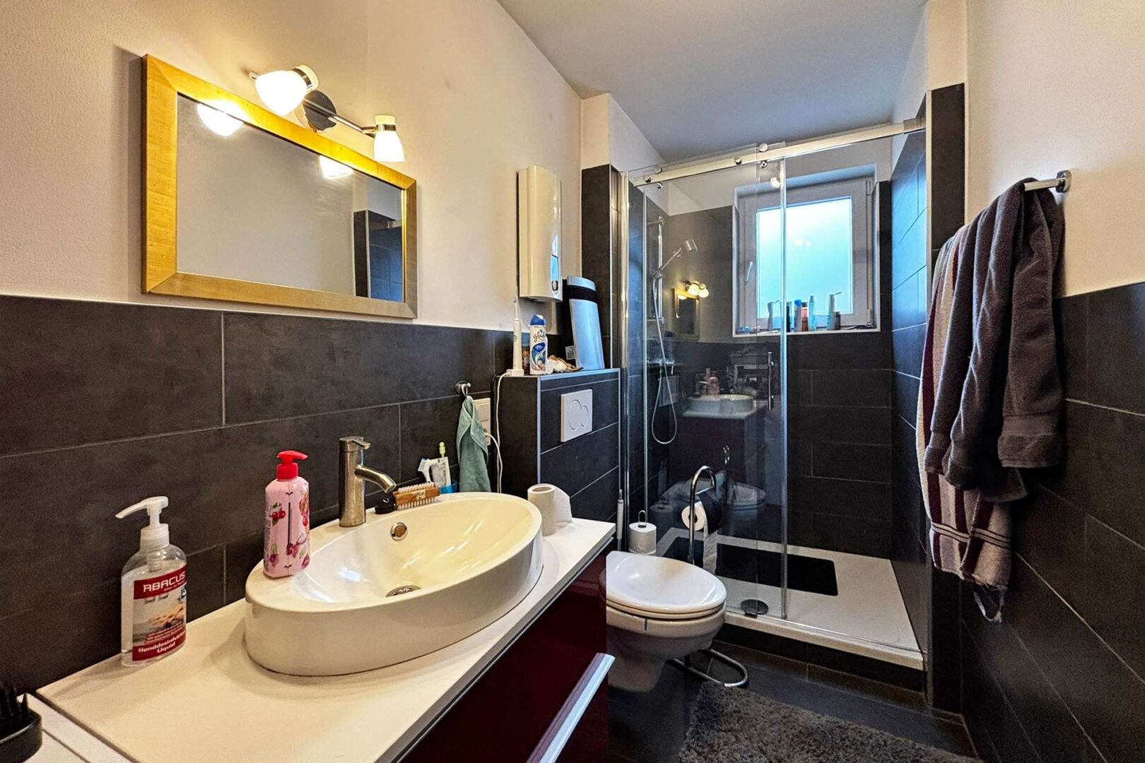 Tageslichtbad mit Dusche und WC im 1. OG