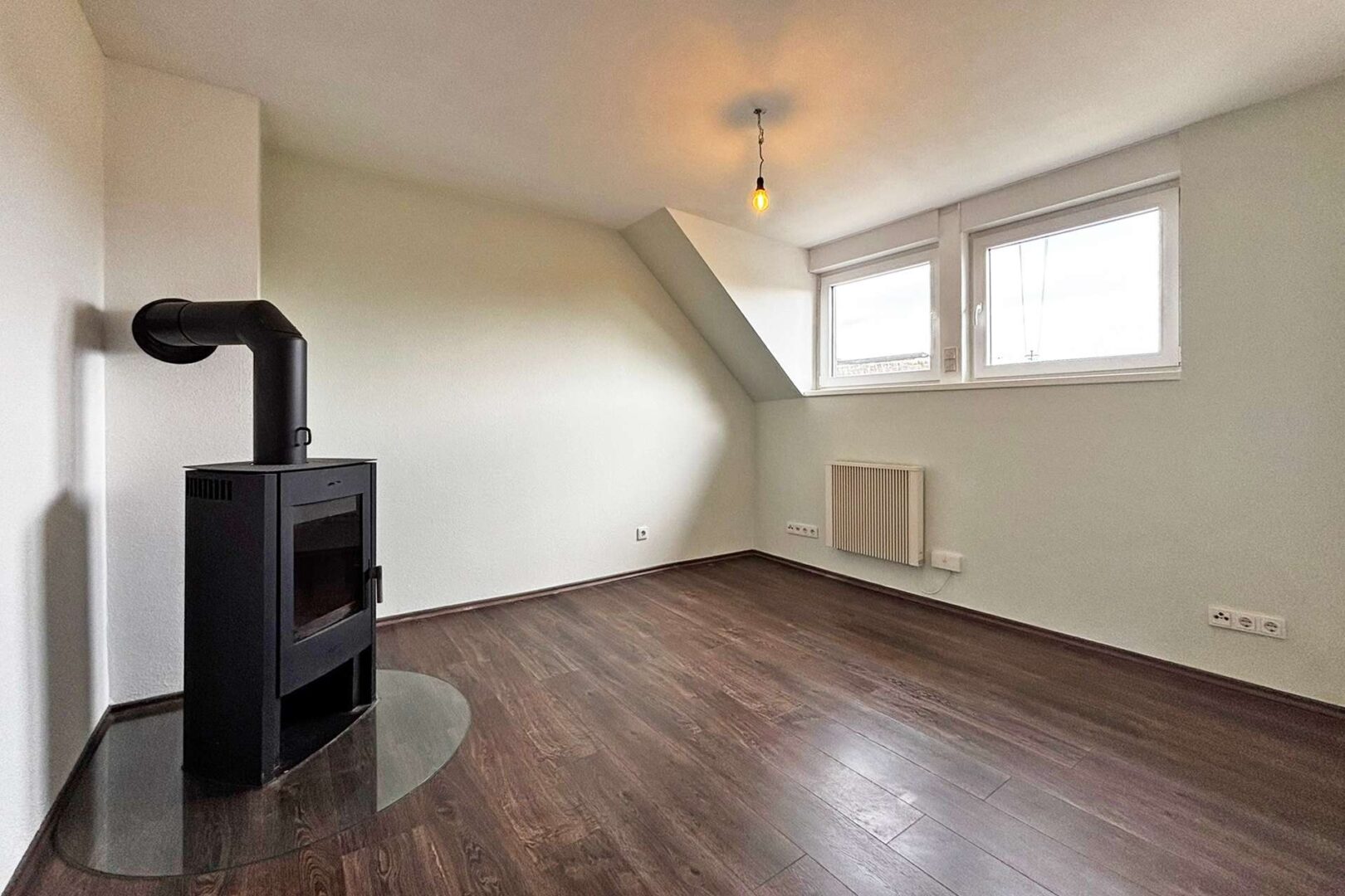 Wohnzimmer mit Holzofen im DG