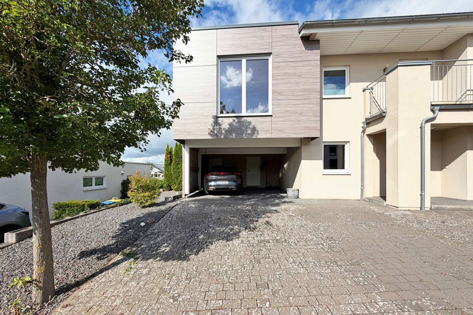 Zufahrt zum Carport