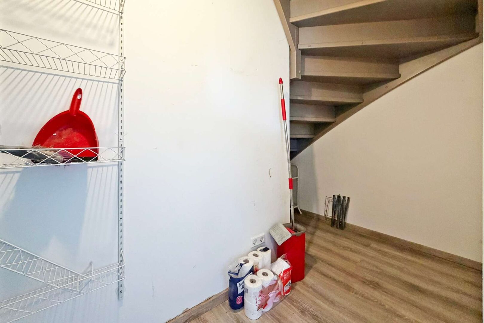 Abstellraum unter der Treppe