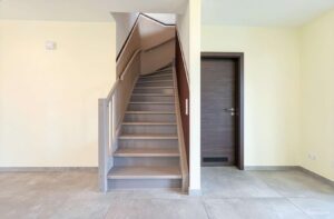 Treppenhaus in OG - (KI-belichtet)
