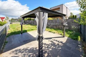 zweite Terrasse mit Pergola