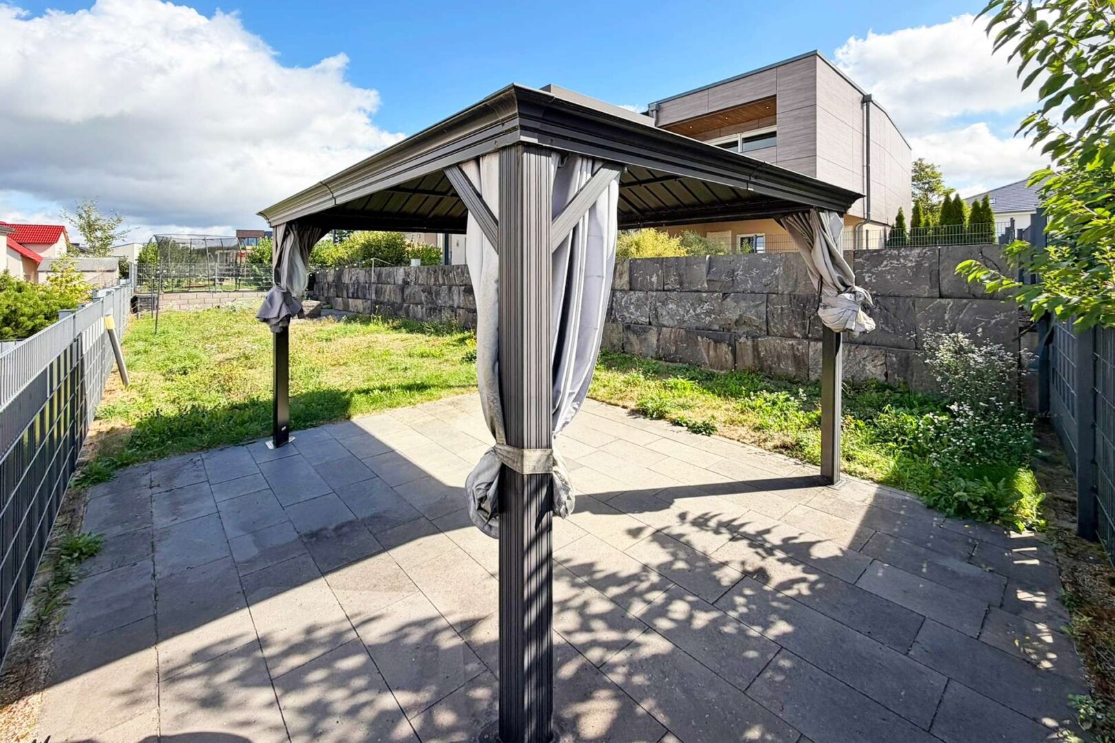 zweite Terrasse mit Pergola