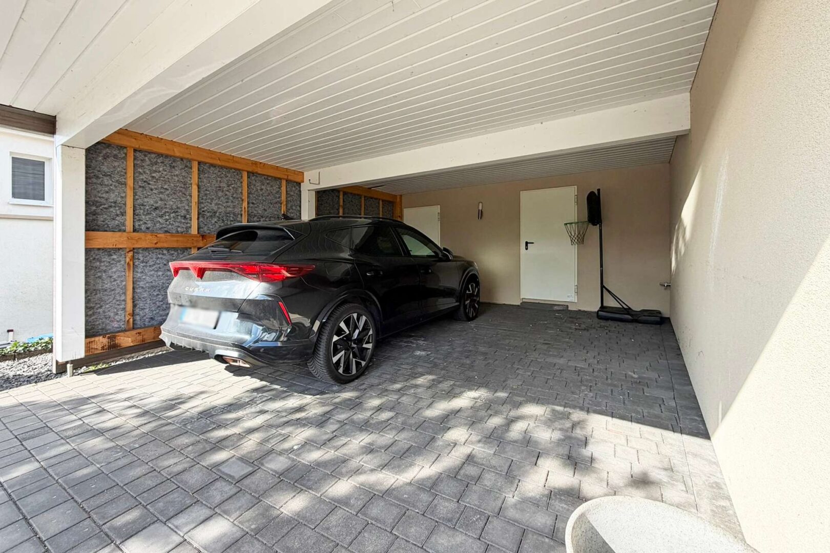 Carport mit Lagerräumen