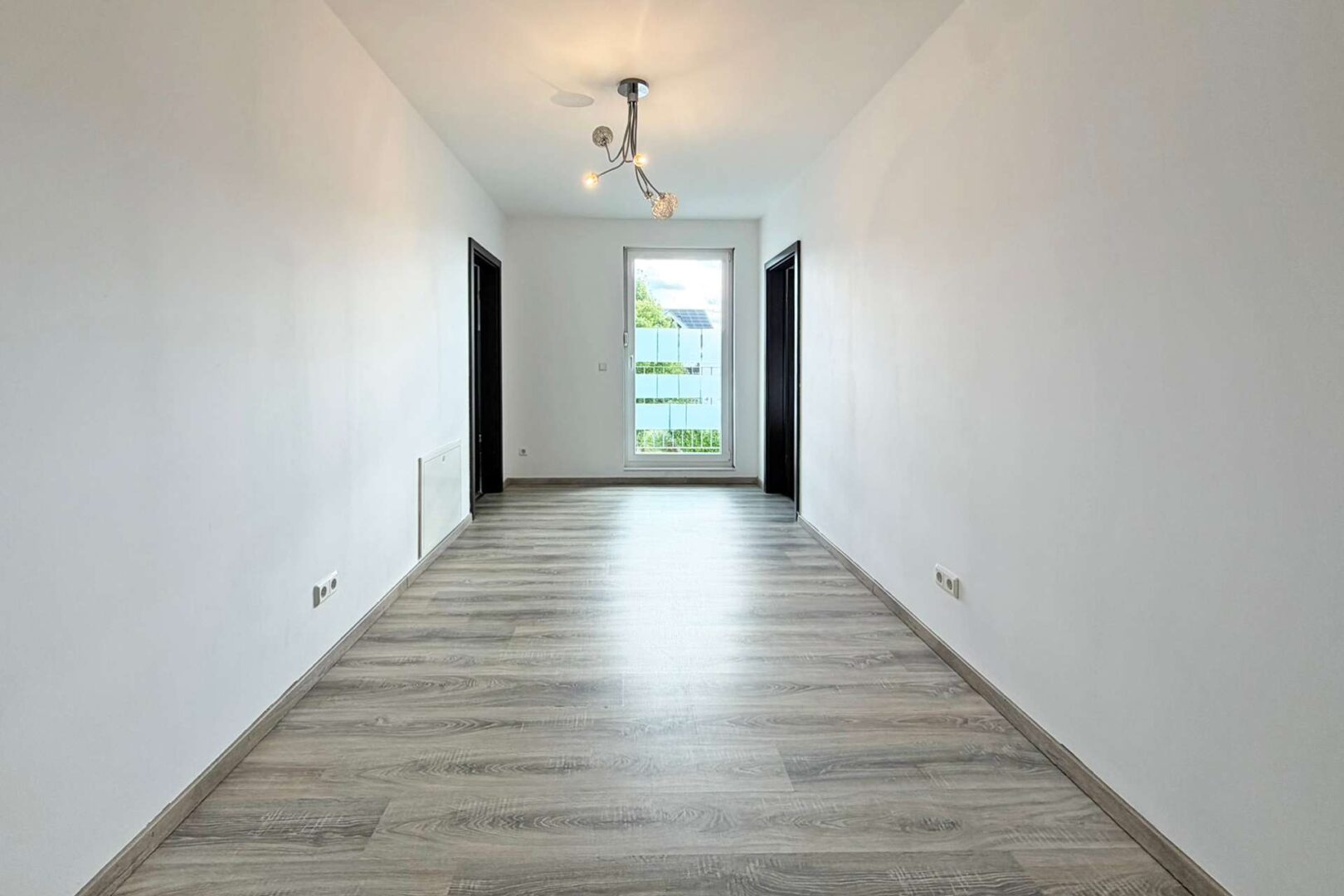 großes Ankleidezimmer mit Balkon