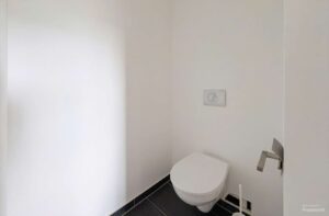 Toilette im Bad - (KI-belichtet)