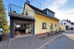 Einzelgarage links des Hauses