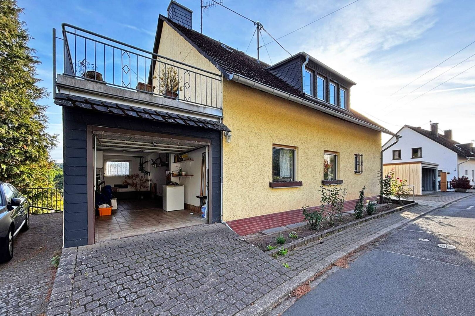 Einzelgarage links des Hauses