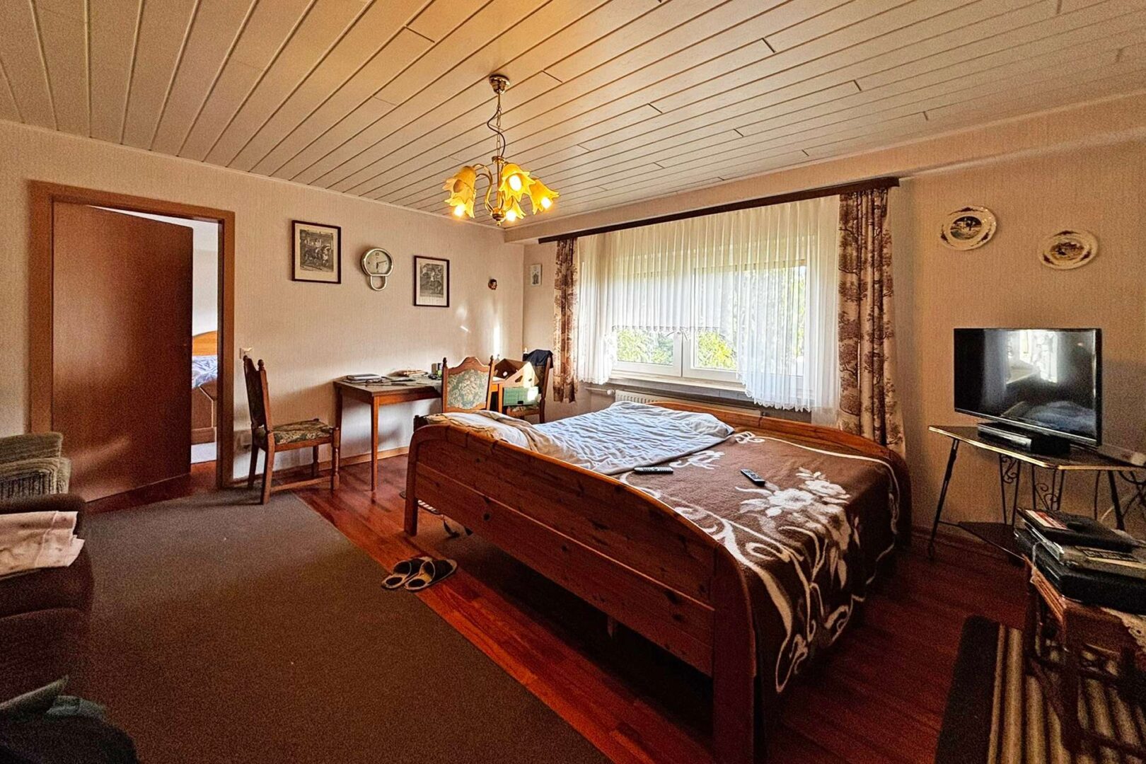Durchgangszimmer in der Wohnung KG