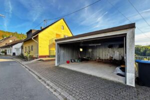 Doppelgarage rechts des Hauses
