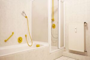 Badezimmer mit Dusche und Badewanne OG