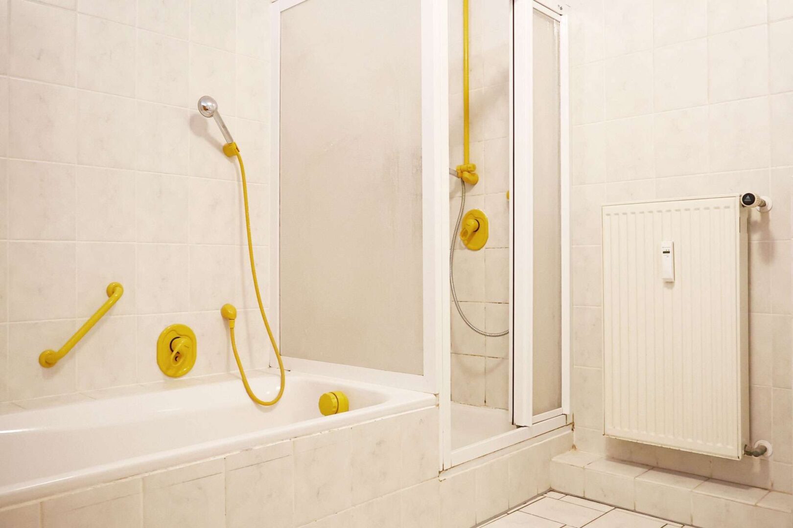 Badezimmer mit Dusche und Badewanne OG