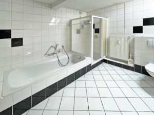 Badezimmer mit Dusche und Badewanne DG