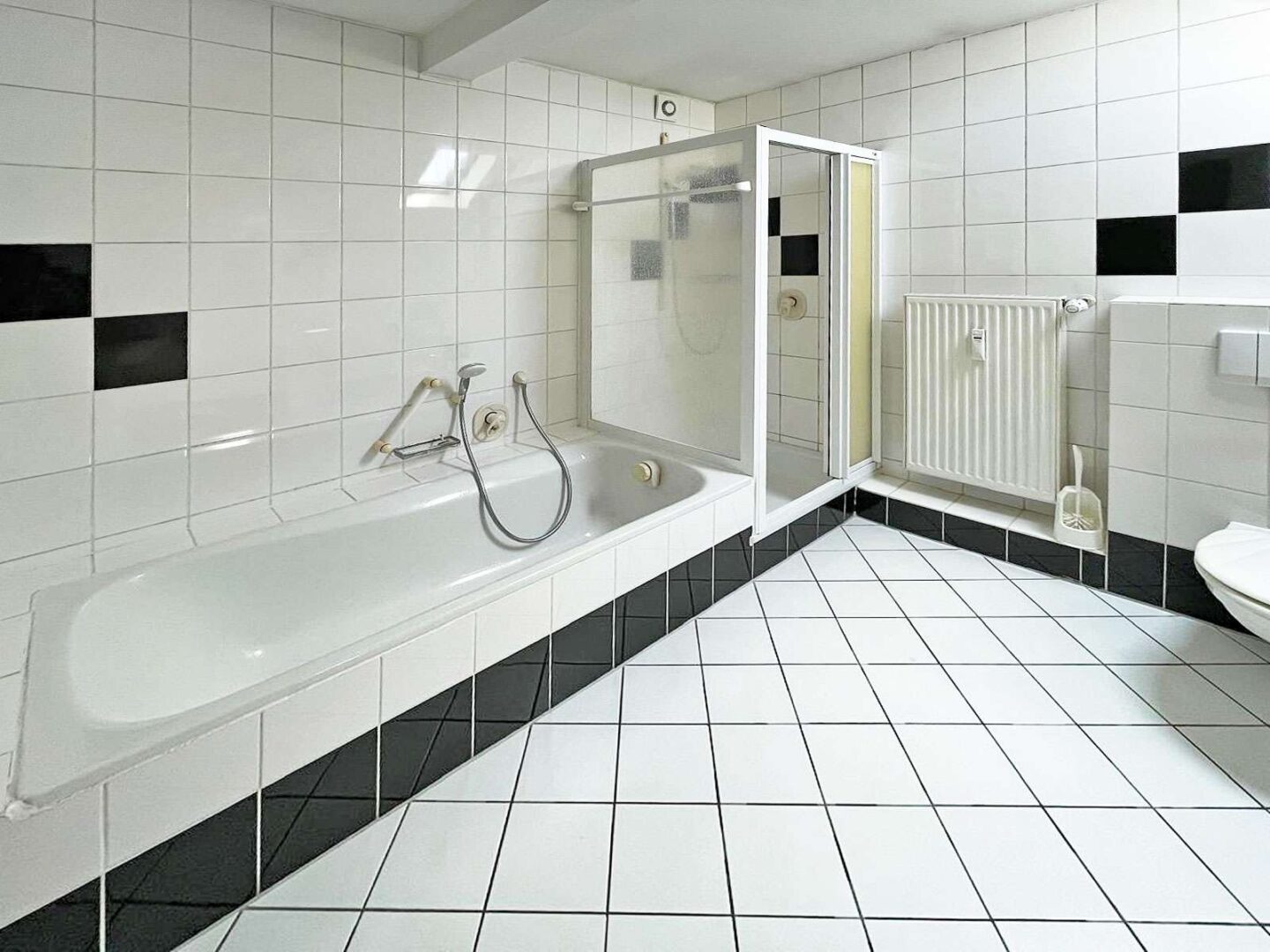 Badezimmer mit Dusche und Badewanne DG