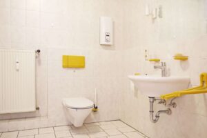 Badezimmer mit Dusche und Badewanne OG