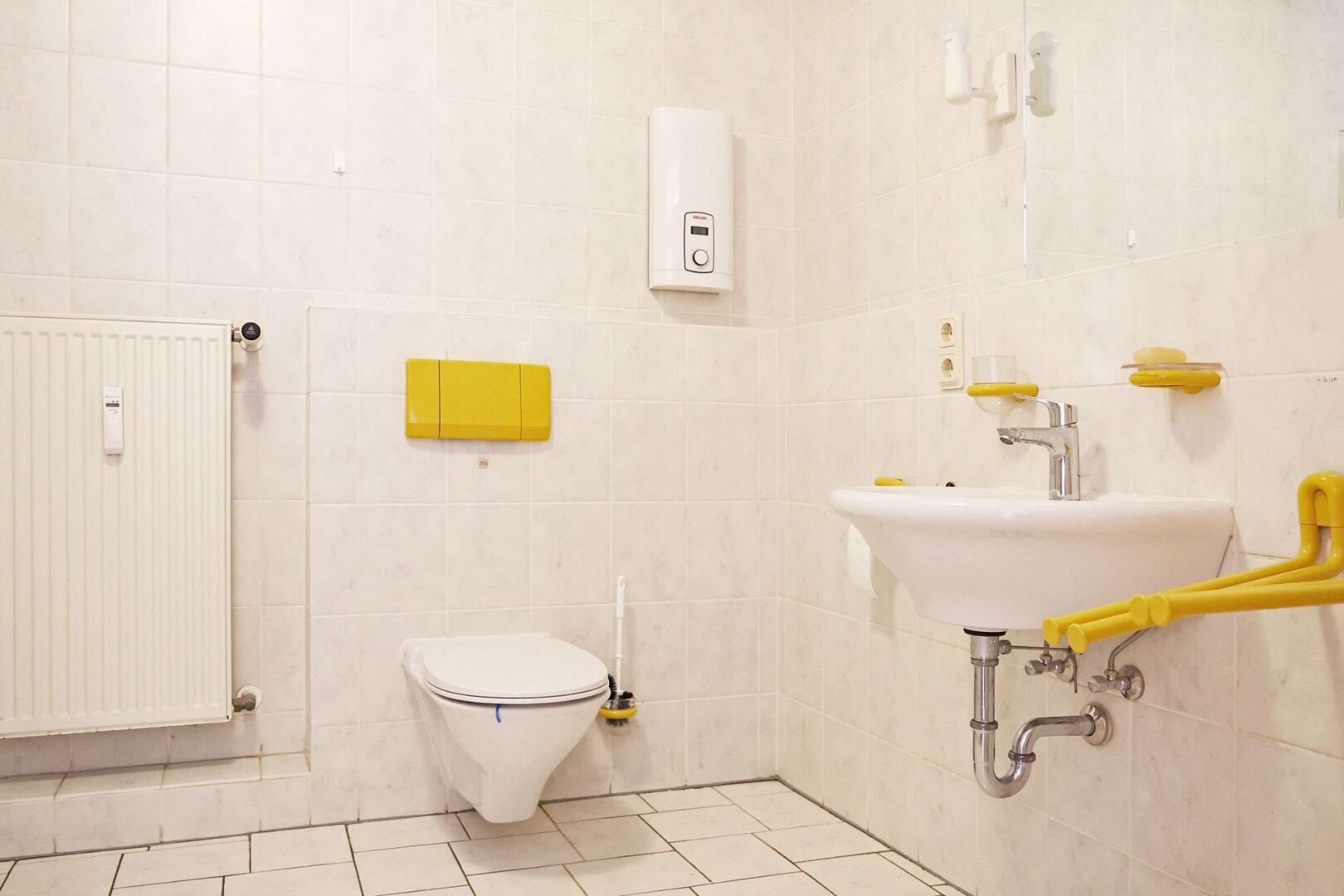 Badezimmer mit Dusche und Badewanne OG