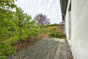 zweite Terrasse im Vorgarten