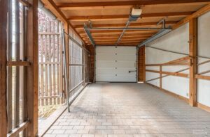 Garage - (KI belichtet)